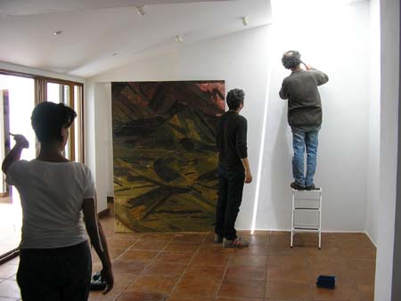 el día antes, colgando el cuadro